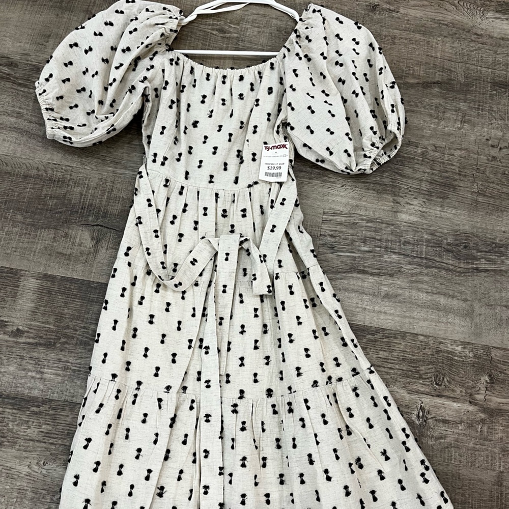 Elegant Black and White Puff Sleeve Dress